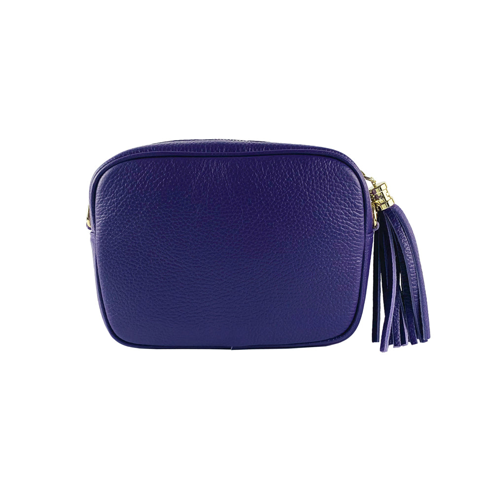 RB1007Y | Women's Genuine Leather Shoulder Bag Made in Italy. Removable shoulder strap. Polished Gold Metal Snap Hook Attachments. Purple Color. Dimensions: 20 x 15 x 7 cm.