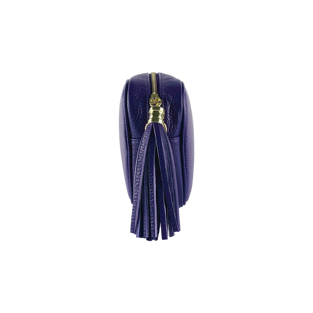 RB1007Y | Women's Genuine Leather Shoulder Bag Made in Italy. Removable shoulder strap. Polished Gold Metal Snap Hook Attachments. Purple Color. Dimensions: 20 x 15 x 7 cm.