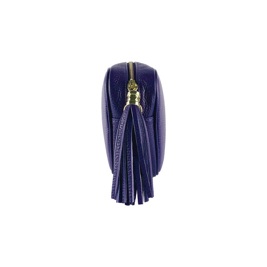 RB1007Y | Women's Genuine Leather Shoulder Bag Made in Italy. Removable shoulder strap. Polished Gold Metal Snap Hook Attachments. Purple Color. Dimensions: 20 x 15 x 7 cm.